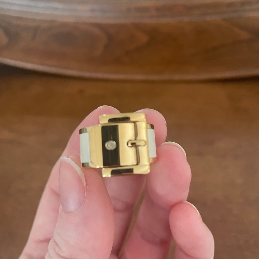 MICHAEL KORS white and gold buckle ring